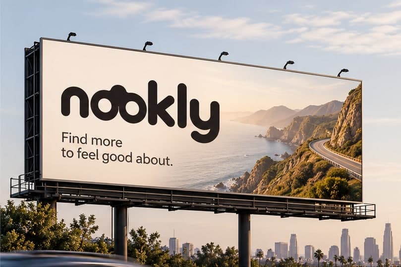 Şehrin üzerinde, kıyı fotoğraflı ve “Find more to feel good about.” yazan Nookly yol panosu