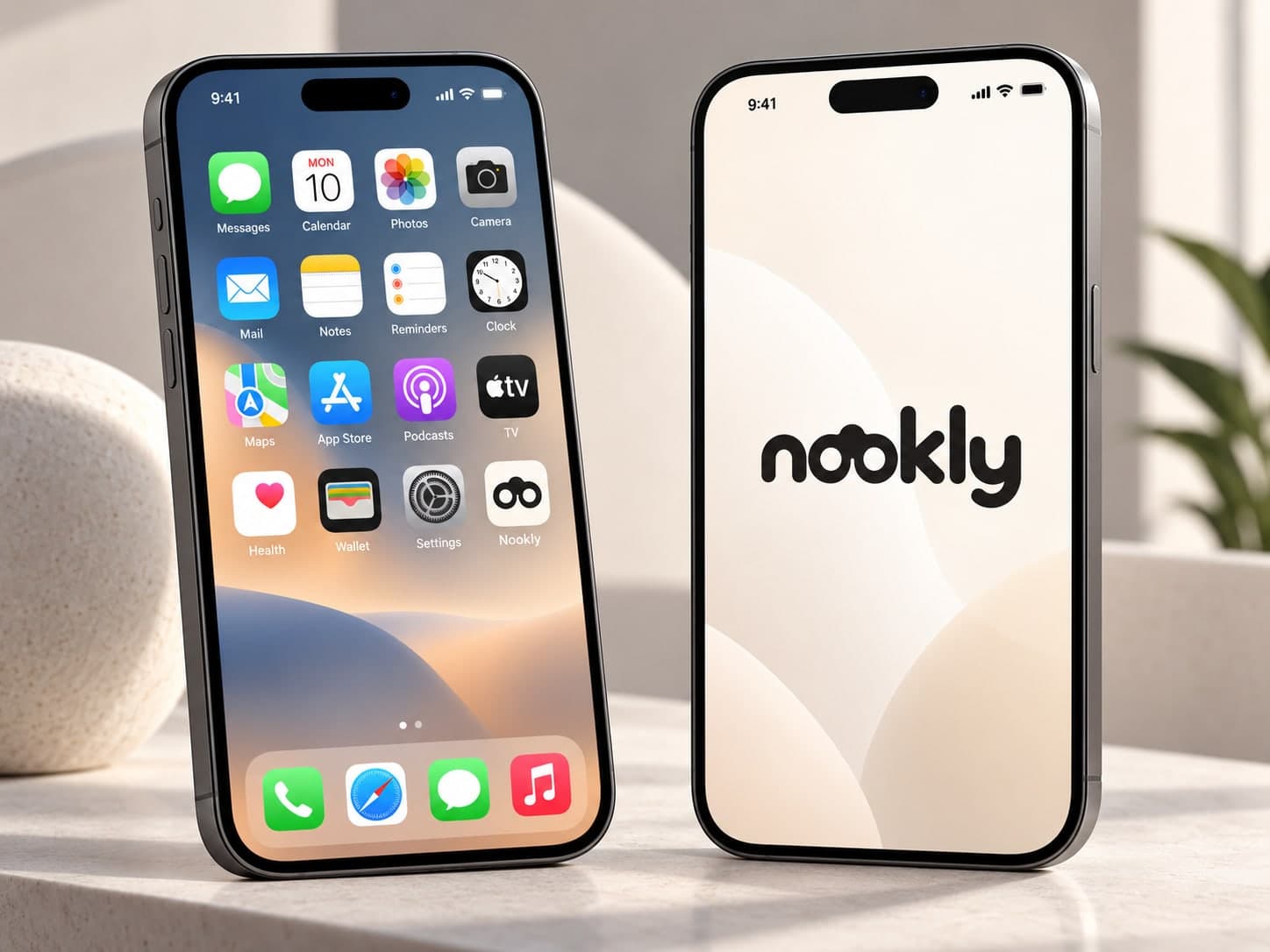 Taş bir yüzeyde iki iPhone: birinde Nookly uygulama simgesi, diğerinde Nookly açılış ekranı